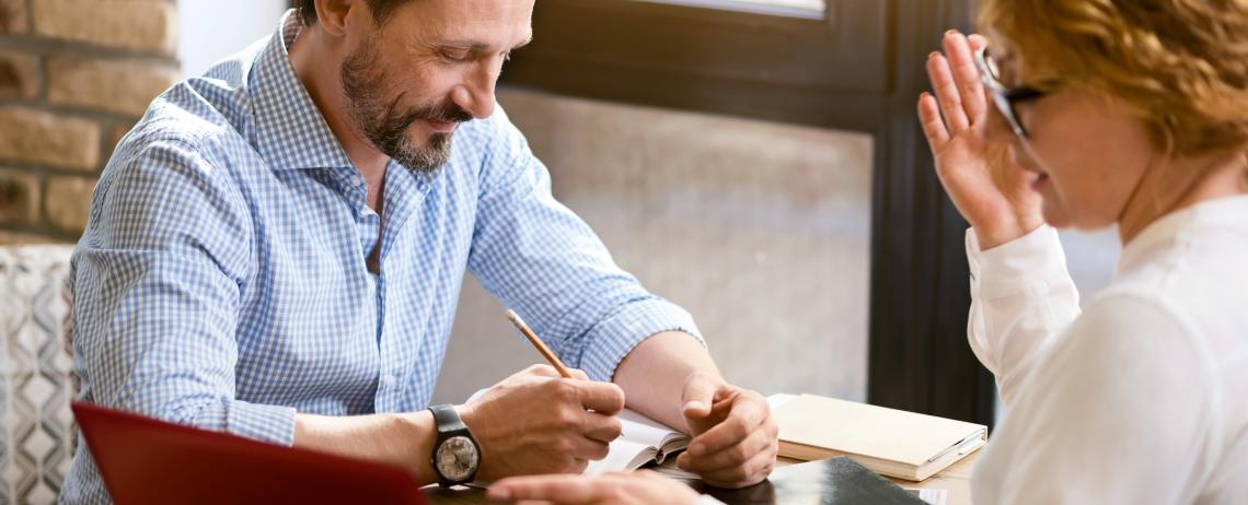 Man en vrouw met elkaar in gesprek