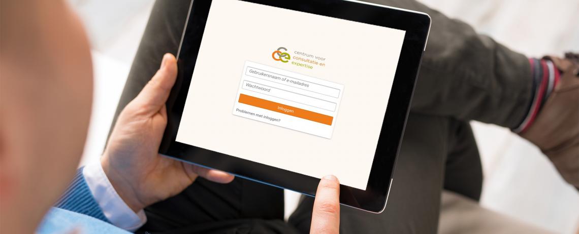Externe deskundige logt in op extranet via tablet