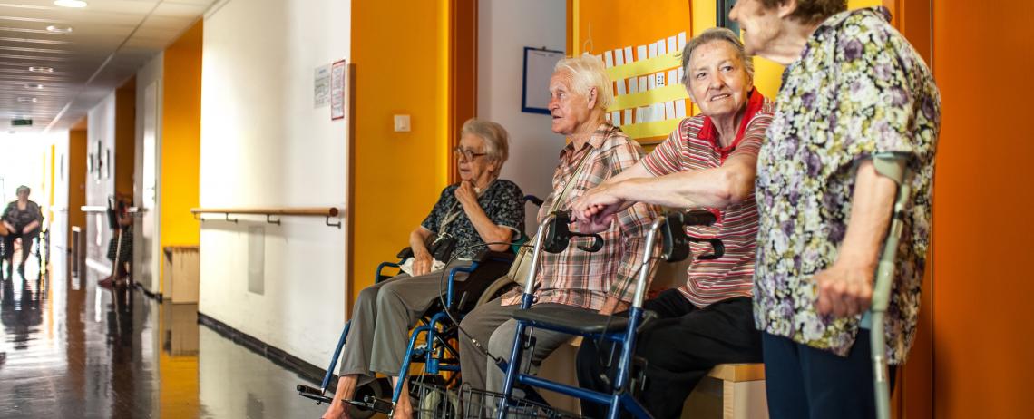 Groep ouderen in het verpleeghuis