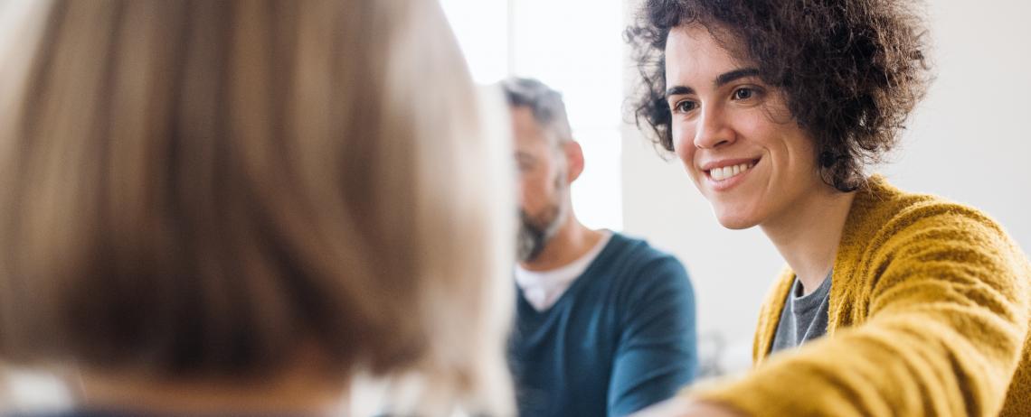 Vrouw met donker krullend haar in overleg