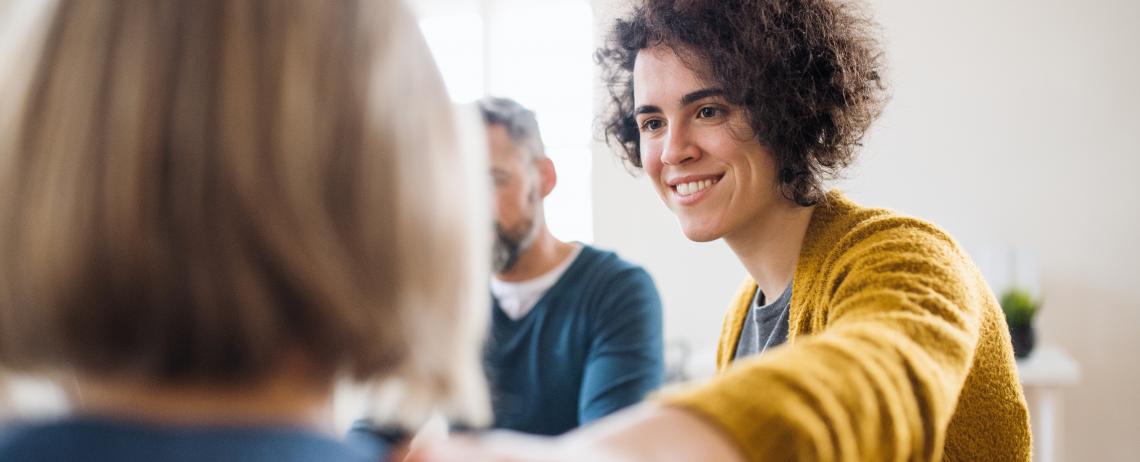Vrouw met donker krullend haar in overleg