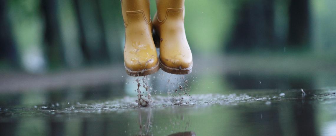 Met laarzen springen in een plas water