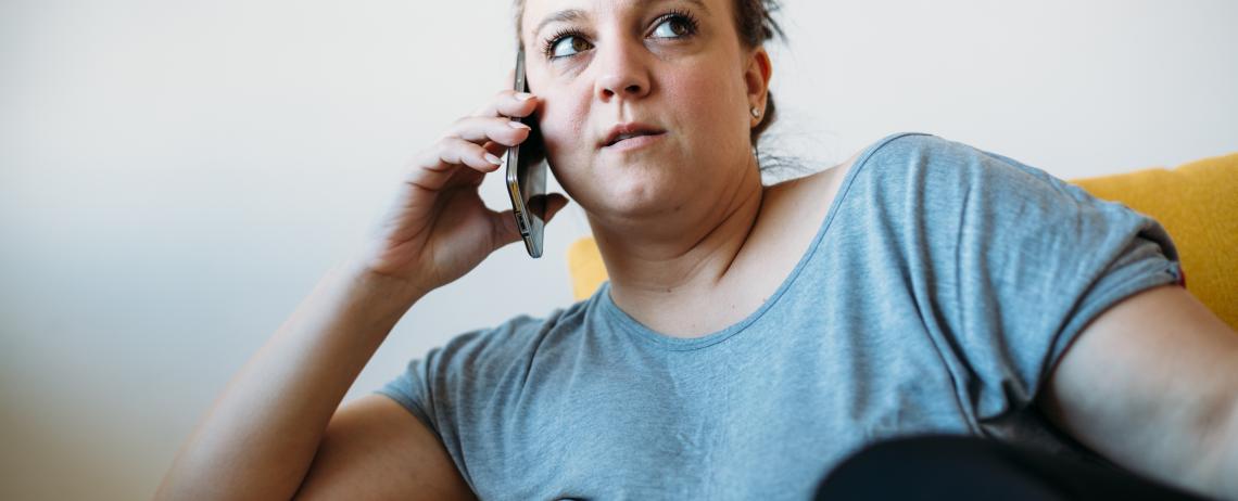 Vrouw op bank is aan het bellen